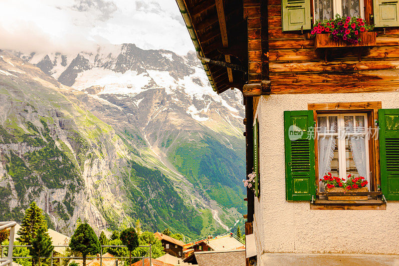 山上的房子。Lauterbrunnen。瑞士。山的风景。伯尔尼州。小木屋