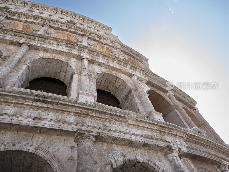 罗马巨大的三层斗兽场的外部视图。罗马斗兽场是游客游览这座奇妙城市的参考点
