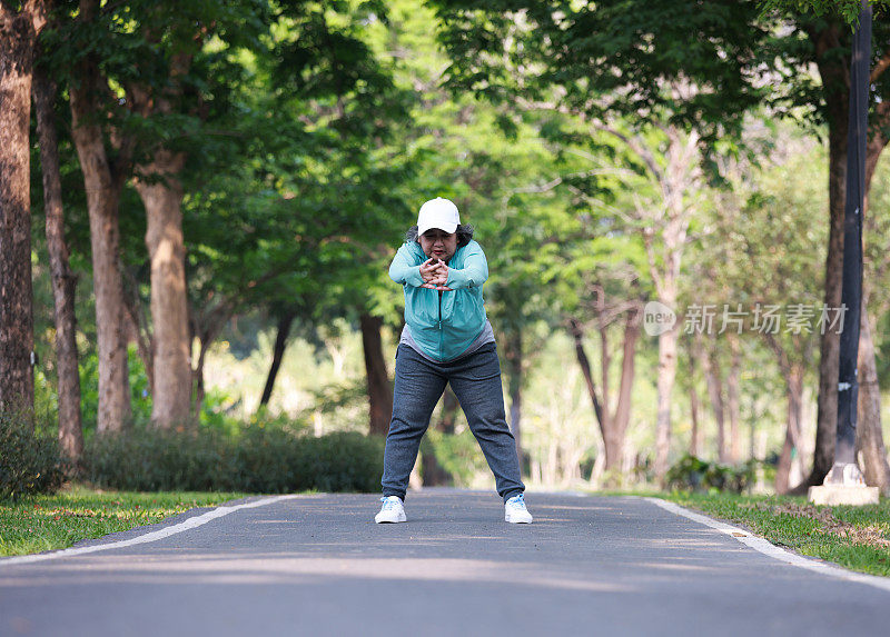 户外运动后在跑鞋上系鞋带，快乐、活跃、美丽的老年女性运动，有氧训练新项目。今天就开始你的健身之旅。