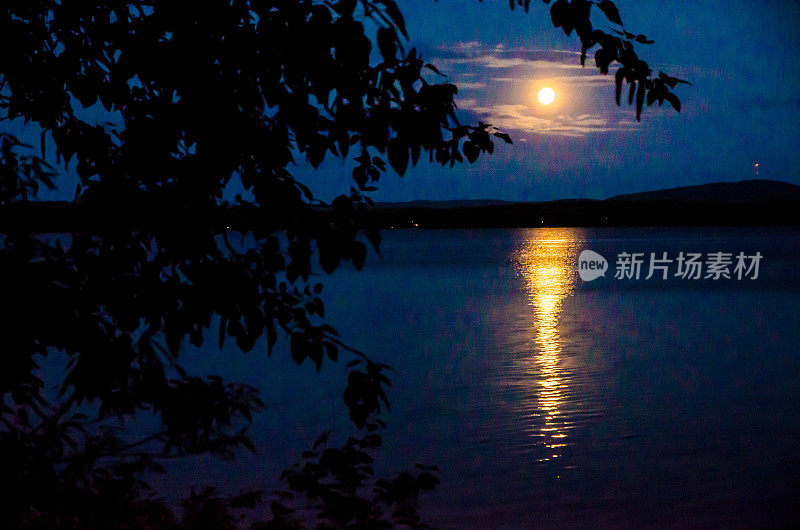 湖上的满月