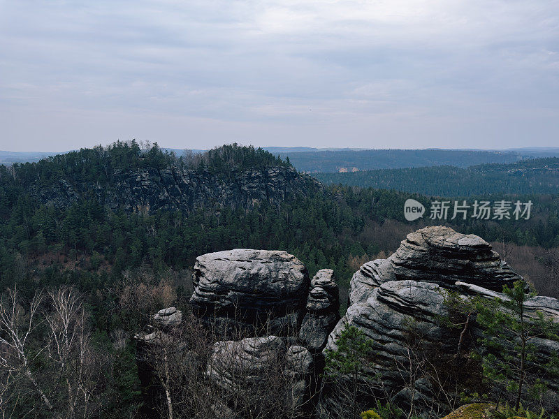 撒克逊瑞士，瑞士萨克森，德国德累斯顿附近的岩石和山脉全景摄影。