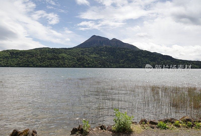 日本北海道的阿坎湖和阿坎山