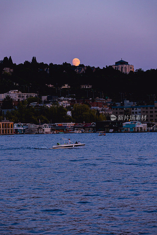 月亮从华盛顿西雅图的联合湖升起
