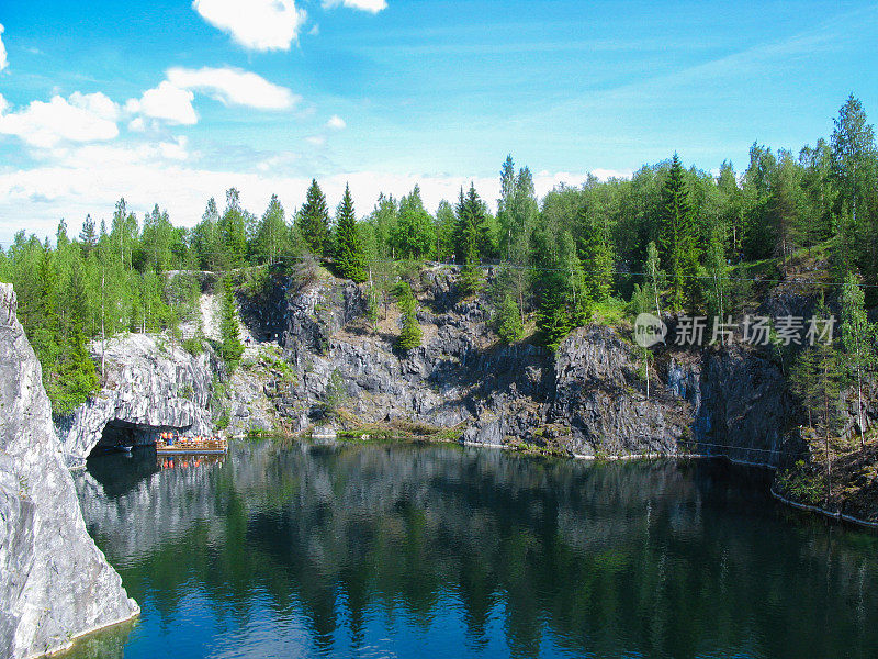 蓝色的湖泊和大理石岩石与松林。