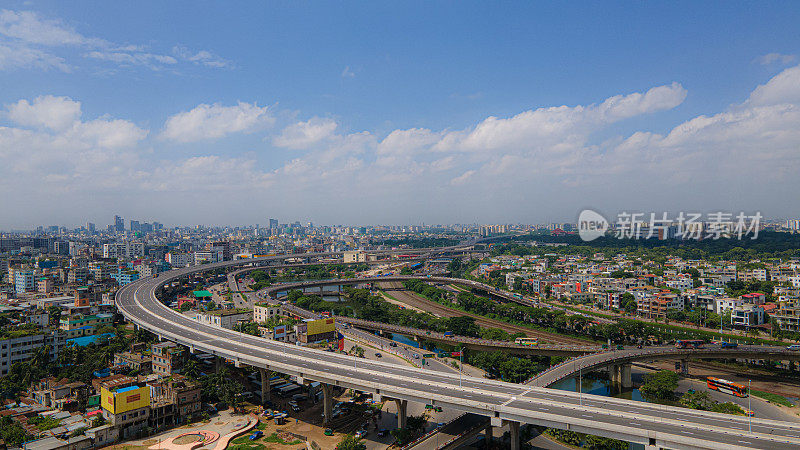 达卡高架高速公路的无人机视图。孟加拉国的大型项目。达卡市高速公路和立交桥