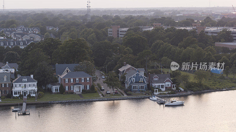 伊丽莎白河畔的城市休憩处。朴茨茅斯的河岸，弗吉尼亚州展示了滨水环境，与市中心的城市景观，弗吉尼亚州。无人机视图