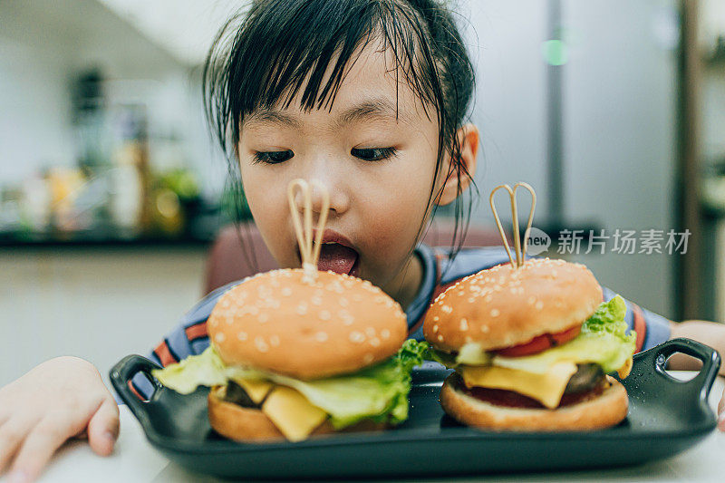 女孩吃汉堡，亚洲人的日常家庭生活