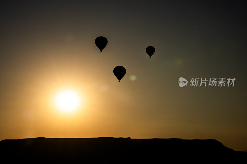 日出时分的卡帕多西亚热气球之旅