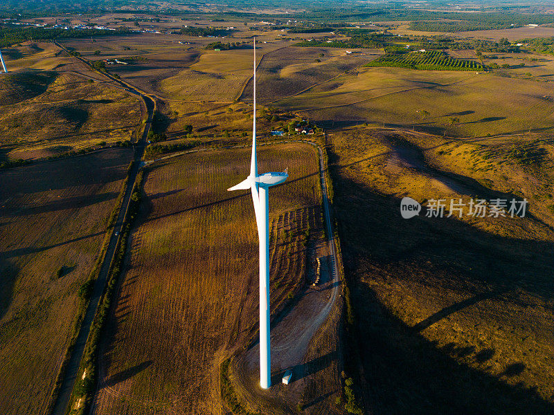 鸟瞰图的风力涡轮机在一个乡村场景在日落时间在葡萄牙南部