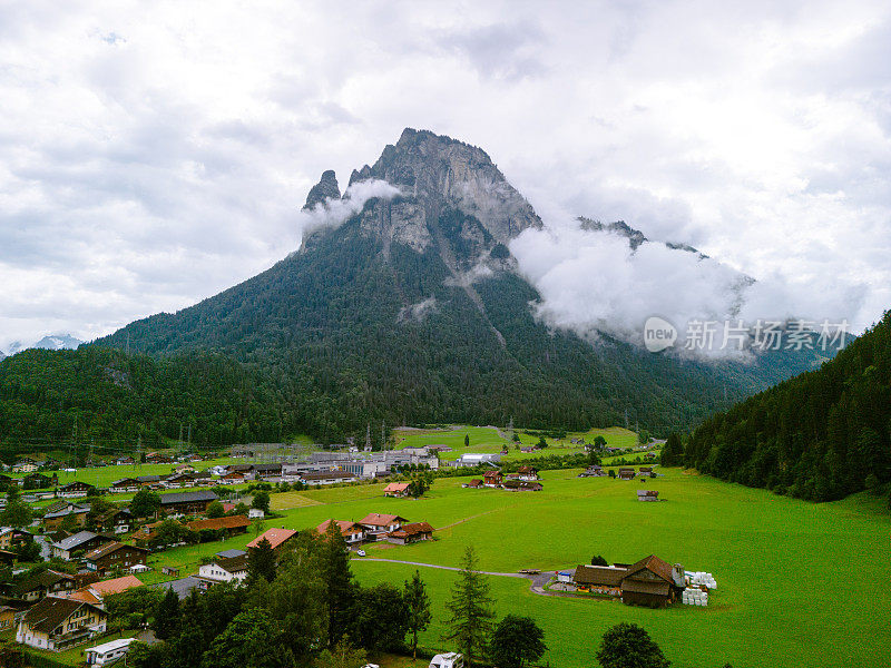 鸟瞰美丽的瑞士自然风光和瑞士村庄，