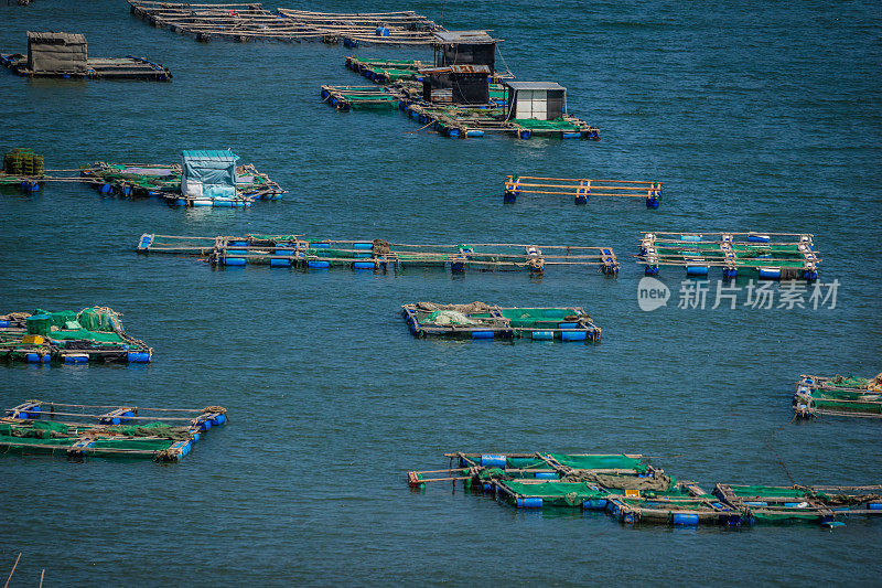 越南宁顺人在海上饲养海鲜的木筏和笼子