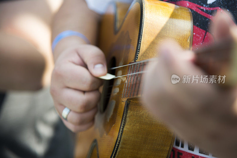 音乐家演奏弦乐器。特写照片。