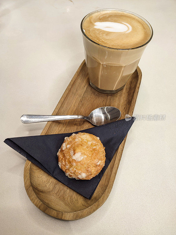 在苏格兰、英格兰、英国的格拉斯哥供应拿铁咖啡和饼干