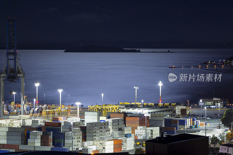 夜间的海港。新西兰奥克兰