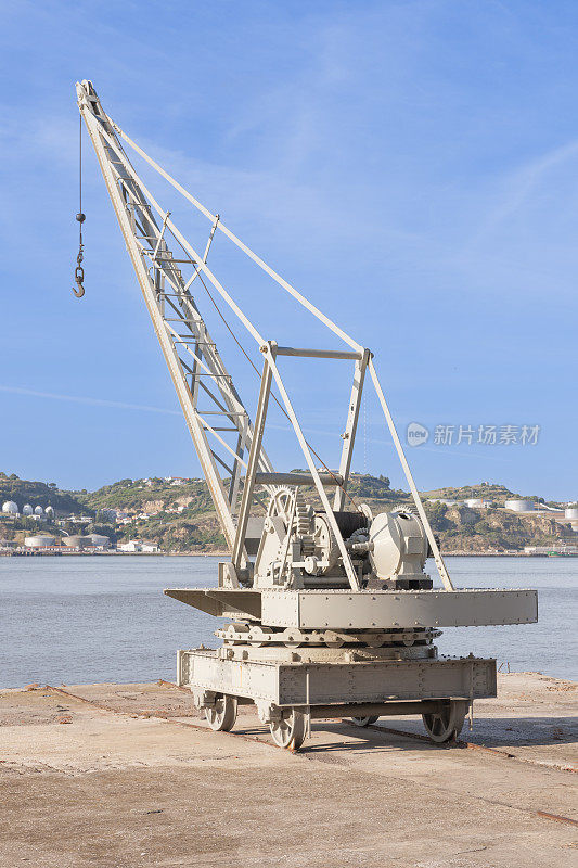 葡萄牙里斯本港码头上的一台老起重机