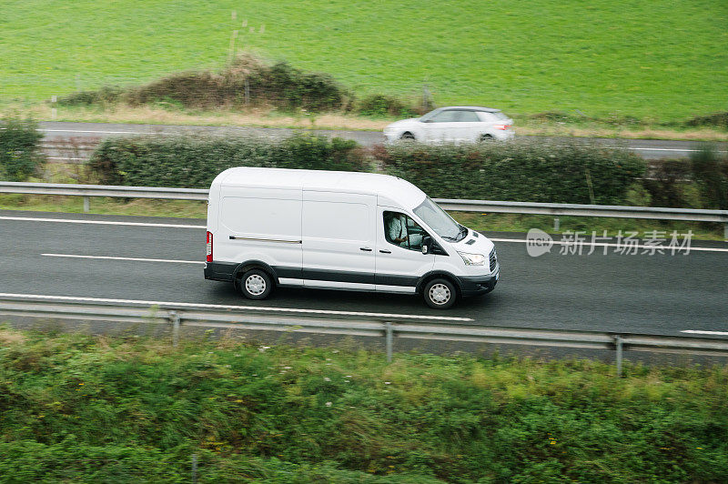 公路上的空白货车