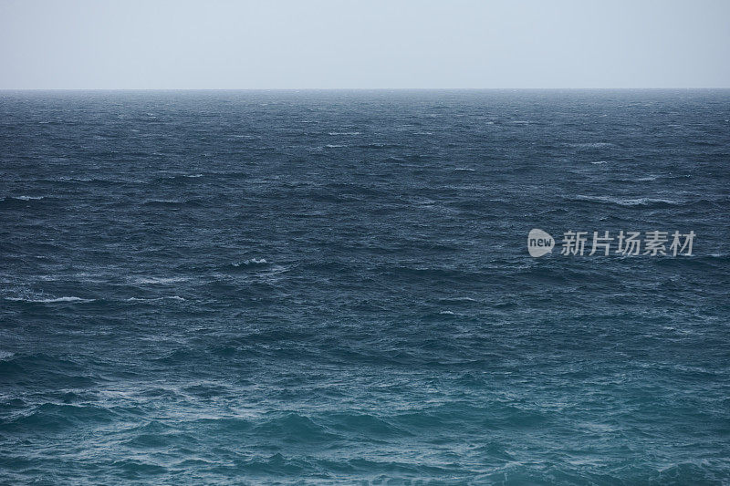 白浪溅水。蓝色的太平洋。