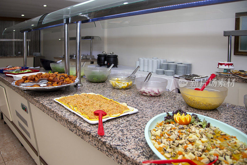 在豪华餐厅提供自助餐。