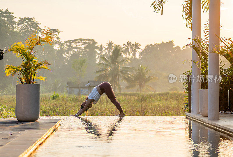 早上陛下:瑜伽和谐在巴厘岛的日出别墅