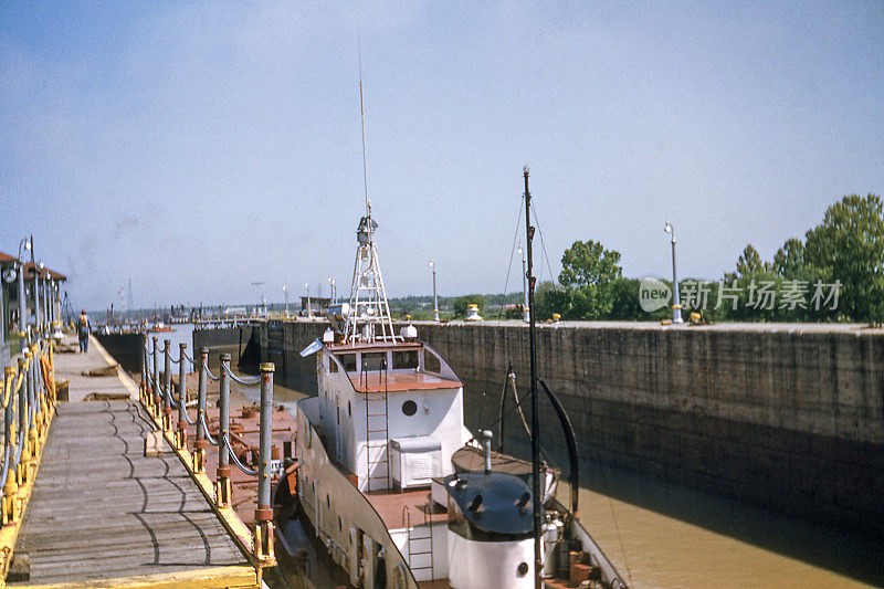 石油驳船和拖船通过内港运河船闸，新奥尔良，路易斯安那州