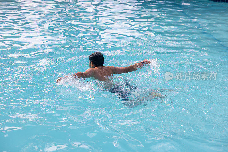 男孩在练习蝶泳
