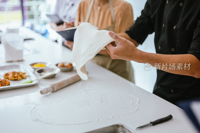 烹饪融合:多种族班从亚洲厨师专业烹饪学校学习面食制作