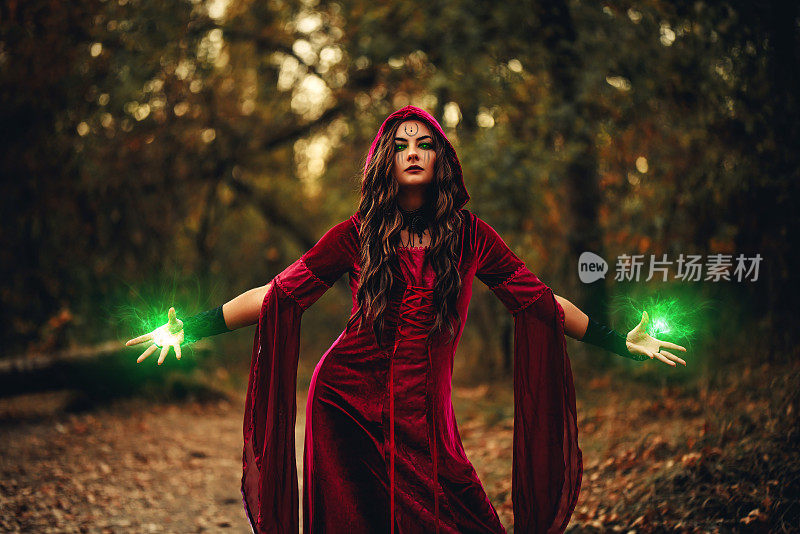 邪恶的女巫晚上在森林里练习魔法
