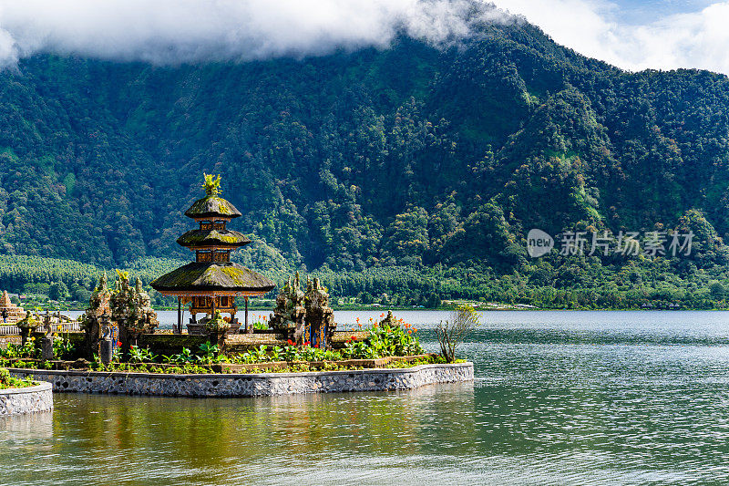 巴厘岛，位于贝拉坦湖上的乌伦达努贝拉坦神庙，背后是群山。