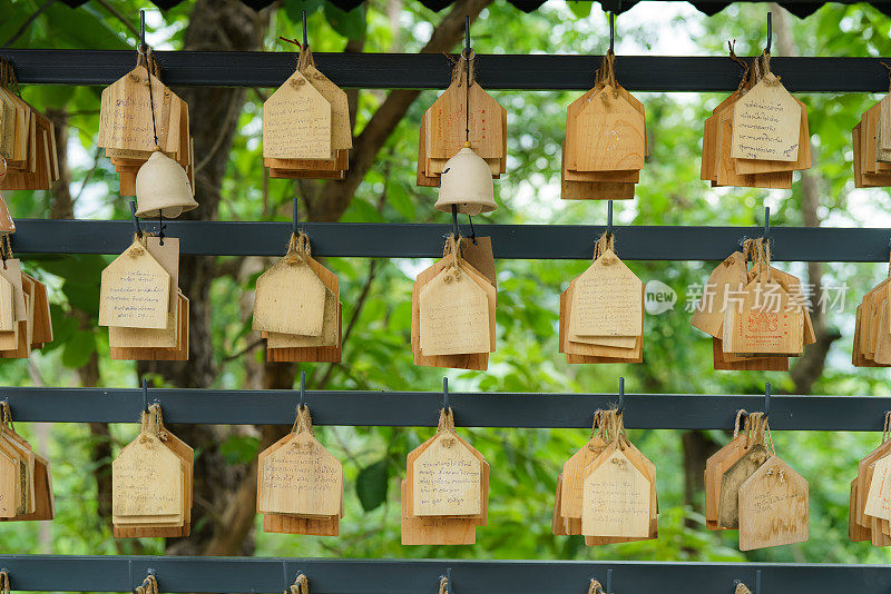 一排排系在一起的木制名牌用来写名字祈求神灵的保佑