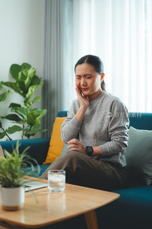 亚洲女人觉得牙齿敏感，就不要坐在客厅的沙发上喝凉水和摸脸颊。