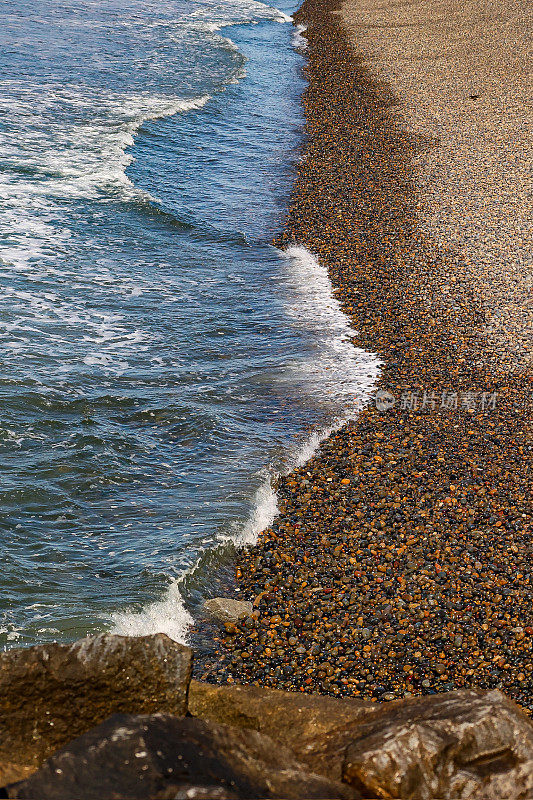 海浪拍打着岩石海岸