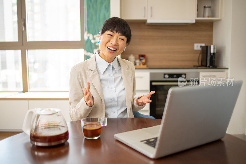 女人正在用笔记本电脑工作