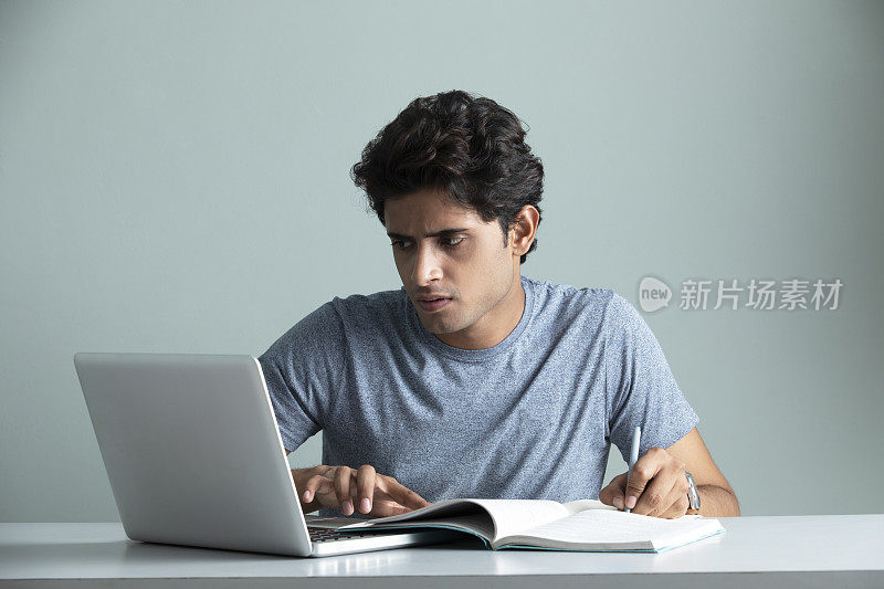 学生使用笔记本电脑。