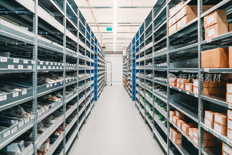 一个有很多架子的仓库的内部照片