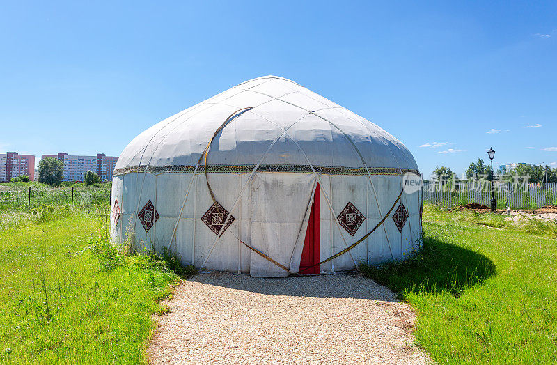 夏天的传统哈萨克蒙古包。游牧民族的住所