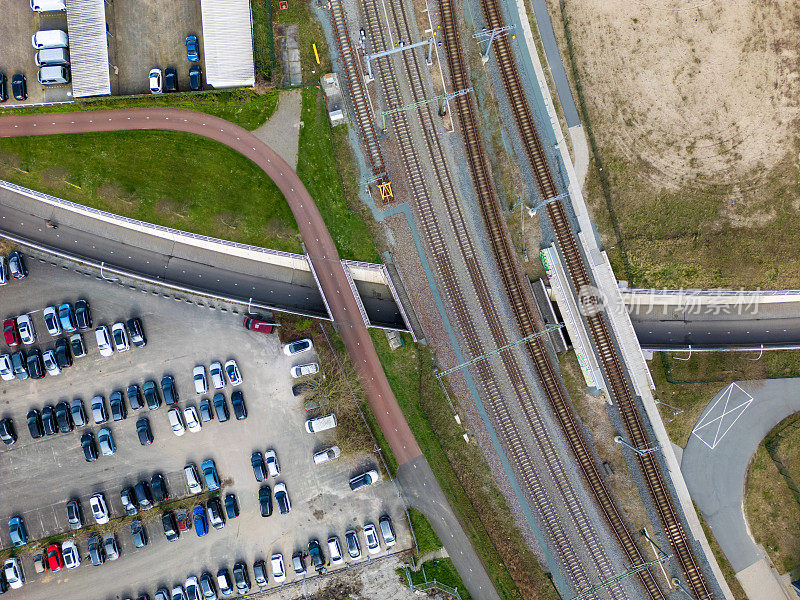 荷兰兹沃勒地下通道的俯视图，顶部有自行车道和火车轨道