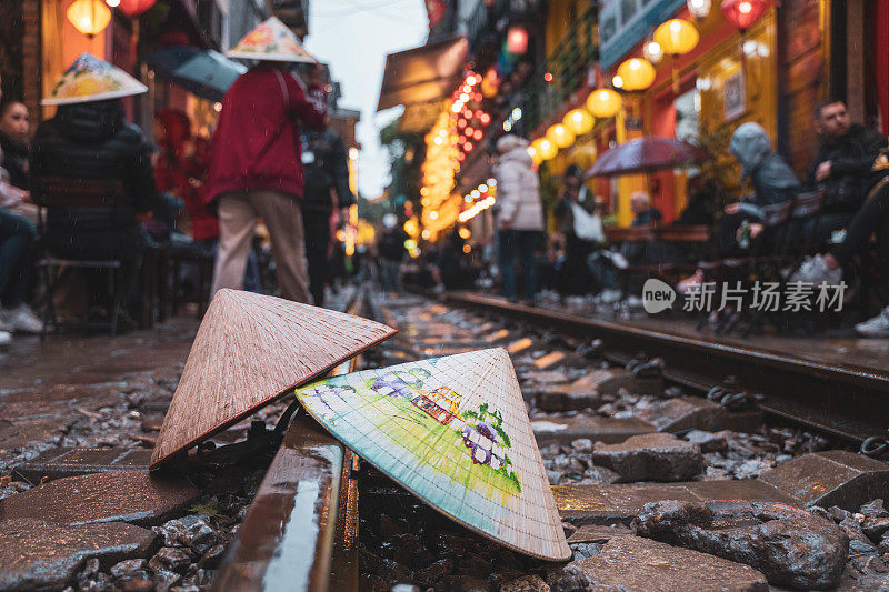 亚洲风格的圆锥形帽子在越南河内火车轨道上的旅行概念