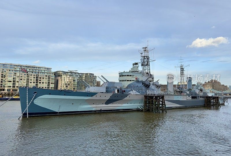 贝尔法斯特号，一艘为皇家海军建造的城镇级轻巡洋舰，现在作为博物馆船永久停泊在英国伦敦的泰晤士河上。