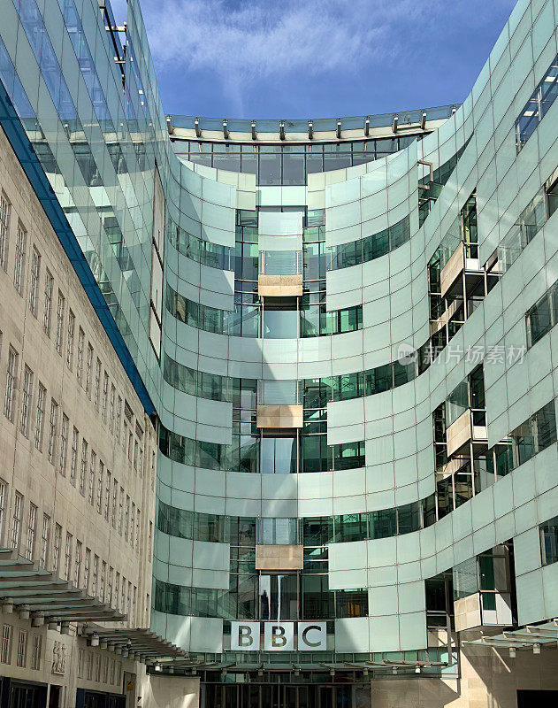 英国伦敦，英国广播公司总部广播大厦入口的垂直视图。