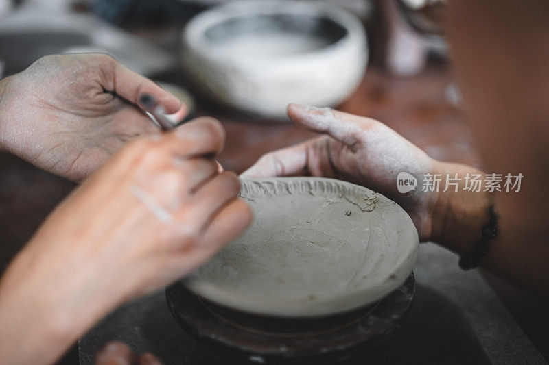 观男手作品用陶土制作未来陶瓷板，陶瓷艺术家在现代陶艺作坊制作班手建筑，创意人士手工设计
