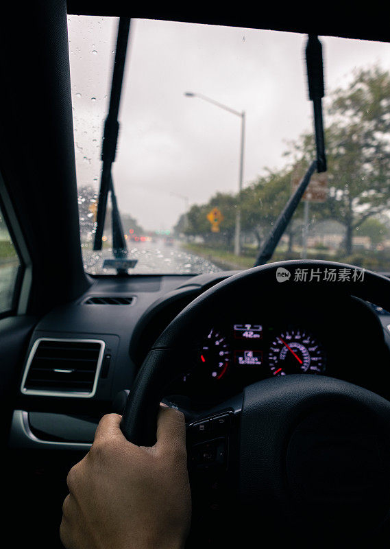 恶劣天气郊区-穿越十字路口-雨中驾驶