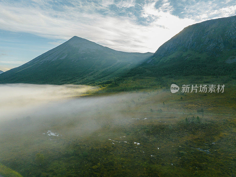 无人机飞过挪威山区的云层