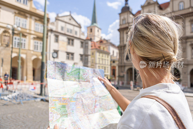 年轻女子独自旅行看城市地图