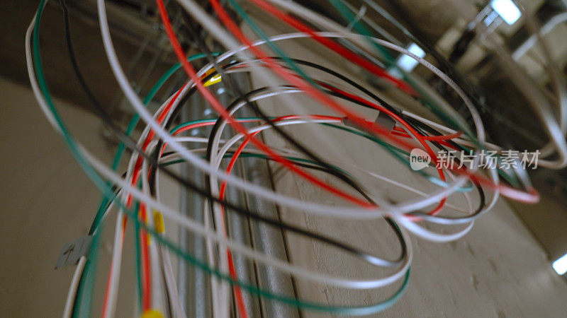 许多电缆。