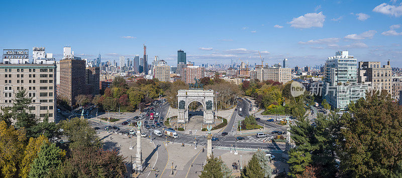 在一个阳光明媚的秋天，纽约布鲁克林的大军队广场。超大、高分辨率拼接全景图。