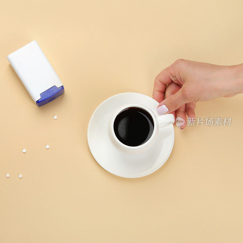 咖啡杯里放糖精丸。