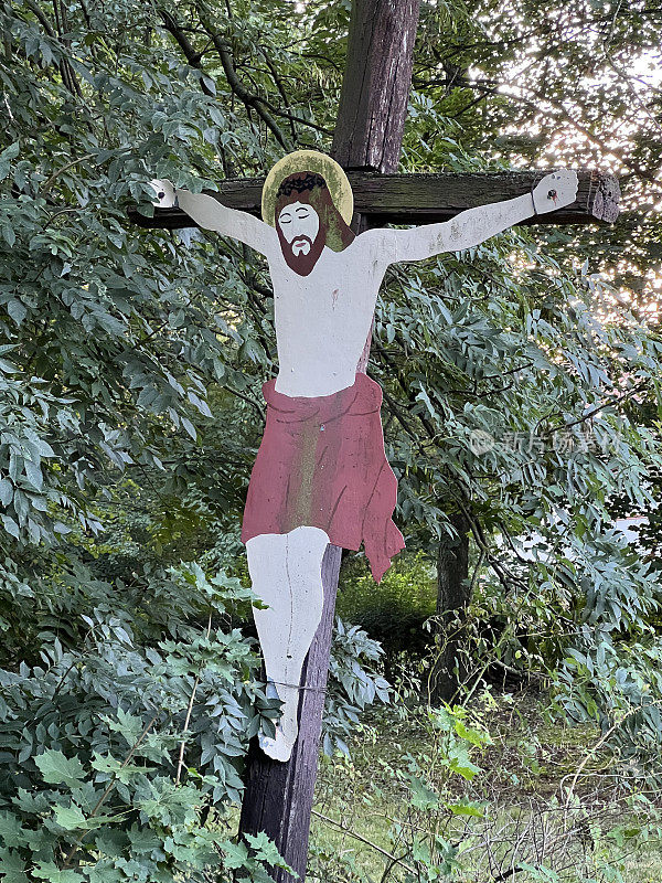 森林中的十字架