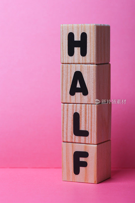 木制立方体上的半字