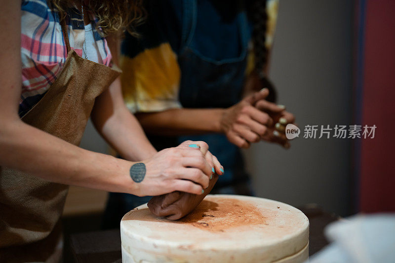 妇女在教揉陶瓷面团