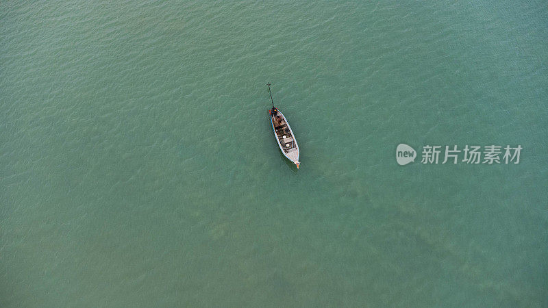 无人机拍摄的泰国传统长尾渔船在海上航行的鸟瞰图。海洋中渔船的俯视图。